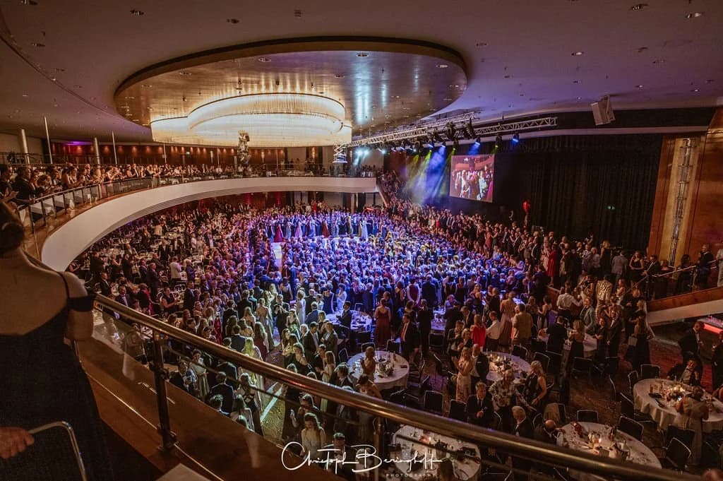 Feiernde Gäste auf einem Frieling-Tanzball