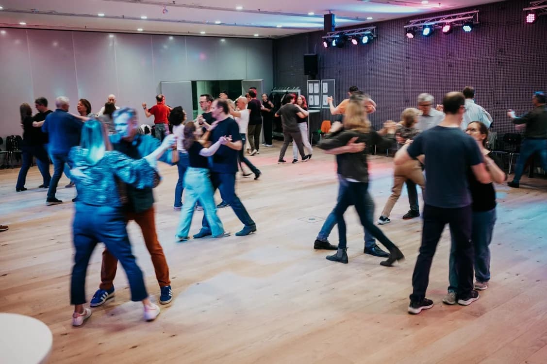 Paar beim gemeinsamen Tanzen in der Tanzschule Frieling
