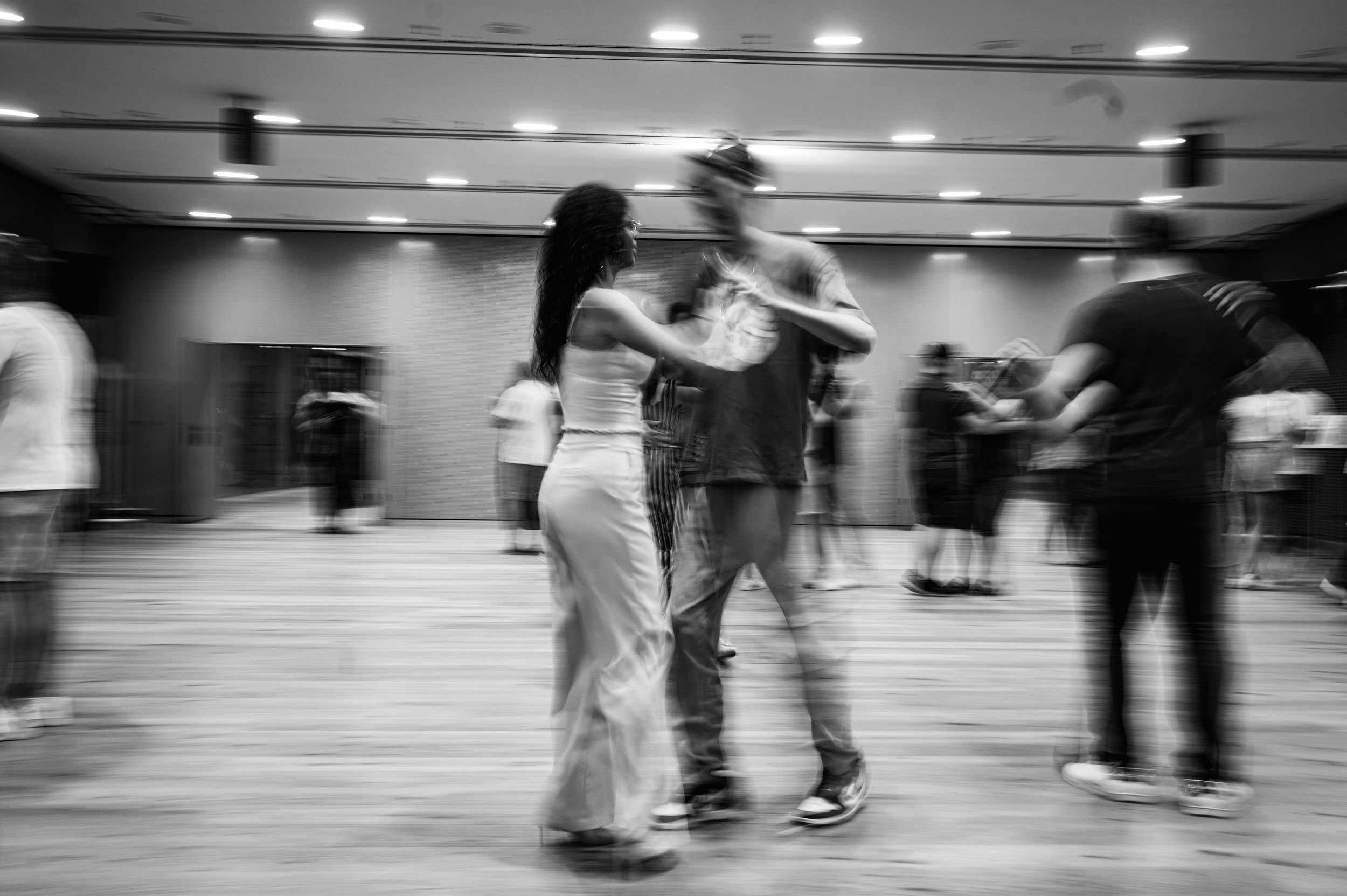Paar tanzt in der Tanzschule Frieling, Bewegung in Schwarz-Weiß eingefangen