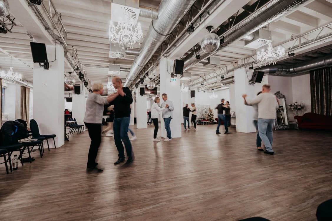 Tanzende Paare in der Tanzschule Frieling