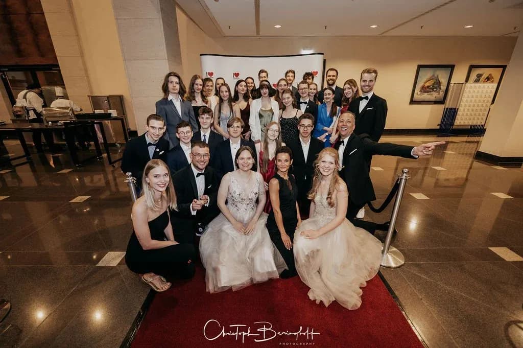 Gruppenfoto der Debütantinnen und Debütanten auf dem roten Teppich