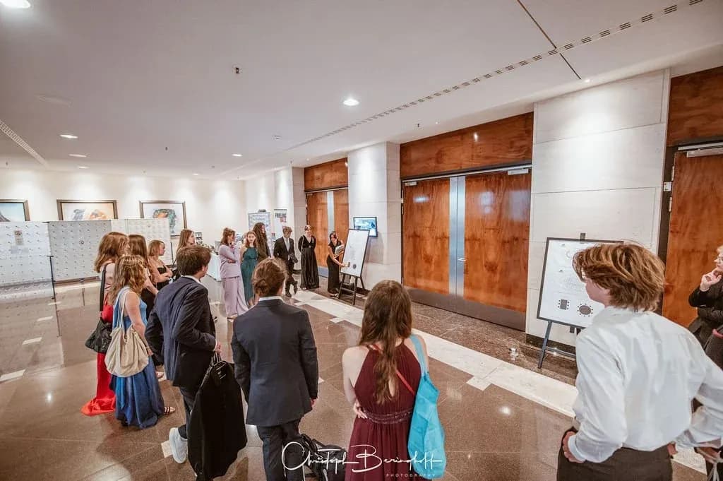 Gäste treffen im Foyer des Maritim ein
